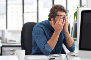 persona delusa davanti al computer