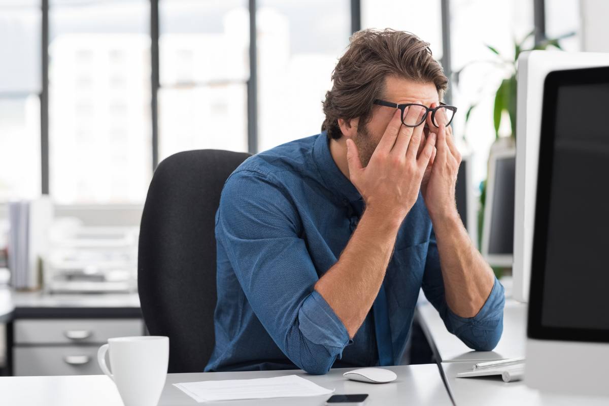persona delusa davanti al computer