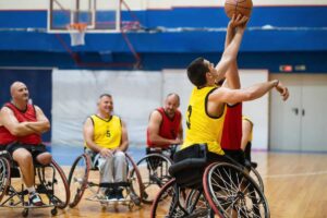 persone disabili in sedia a rotelle che giocano a basket