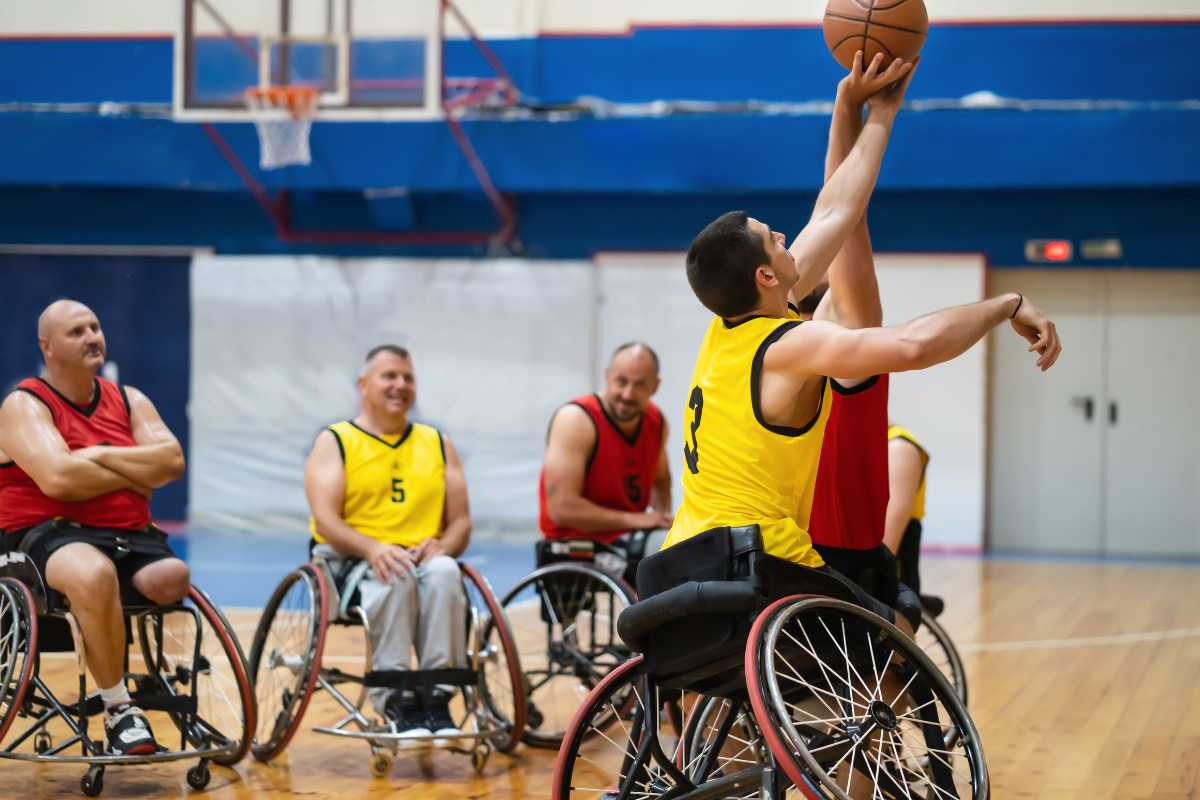 persone disabili in sedia a rotelle che giocano a basket