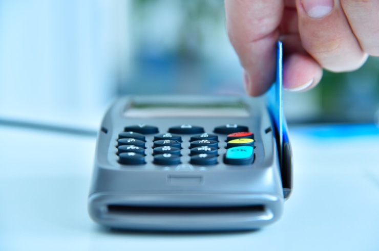 persona che inserisce il bancomat nel pos