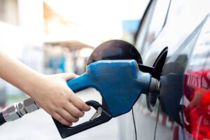 una persona che fa benzina