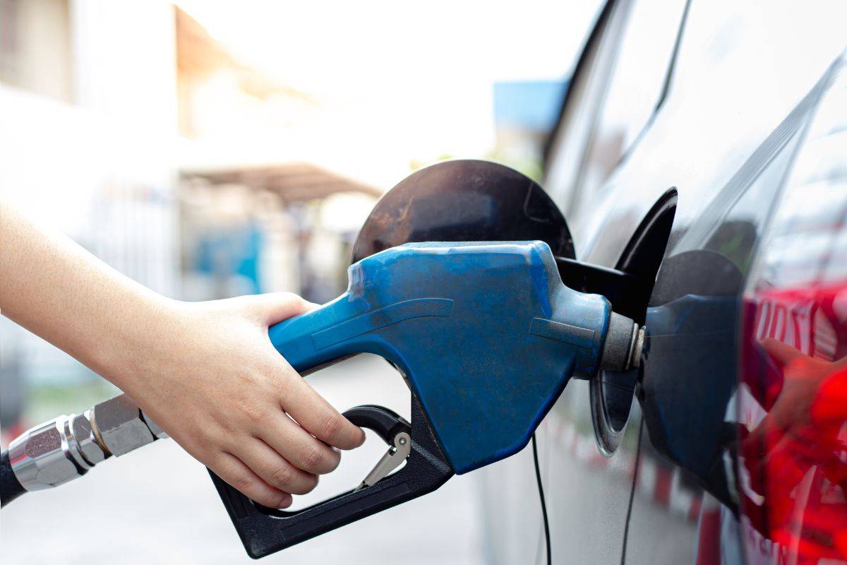 una persona che fa benzina