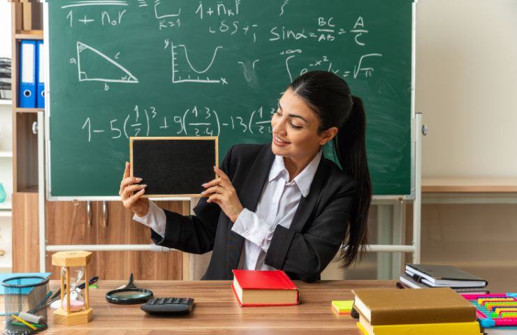 un insegnate in classe