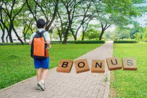 la scritta bonus e un ragazzo che ha la cartella sulle spalle