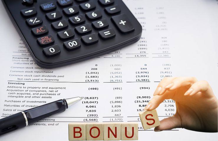 una calcolatrice sopra ad un foglio e la scritta bonus