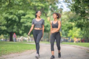 due ragazze che camminano