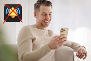 un ragazzo che tiene in mano un cellulare e il simbolo del suono con una x sopra