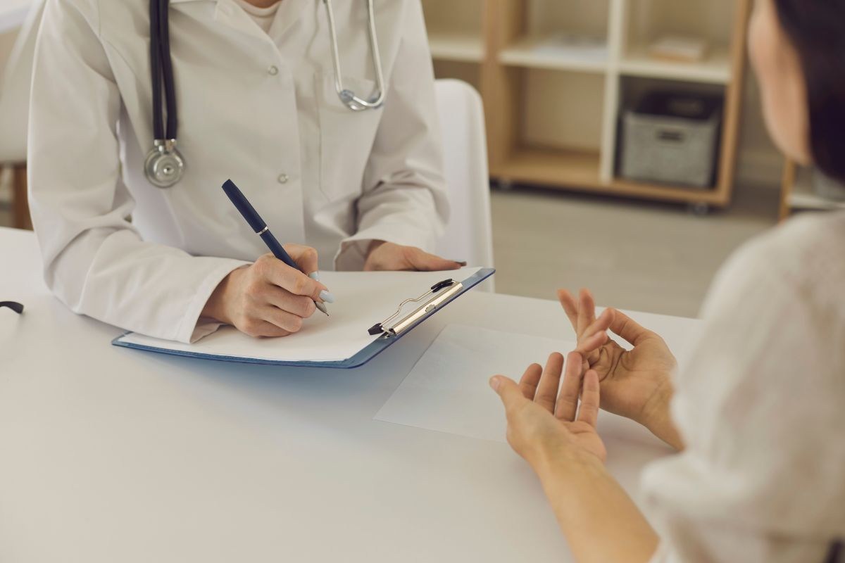 un medico che visita una paziente