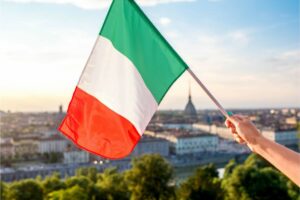 Bandiera italiana e su sfondo città