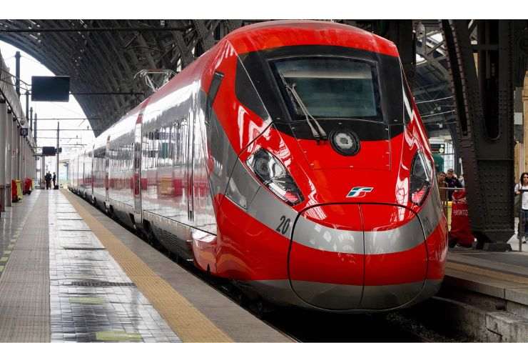 un treno in stazione