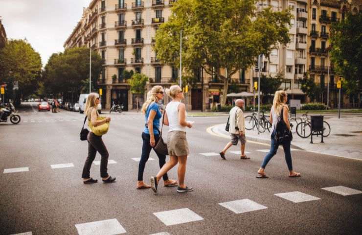 pedoni che attraversano la strada