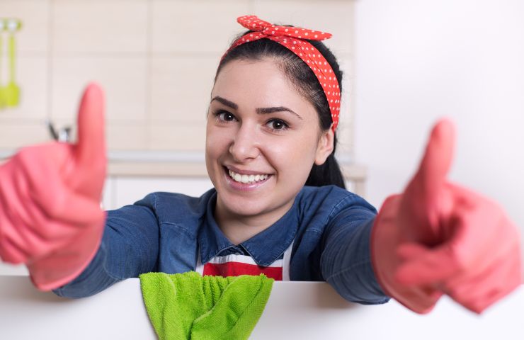 donna delle pulizie che fa ok con le mani