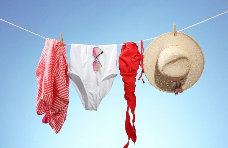costumi stesi al sole