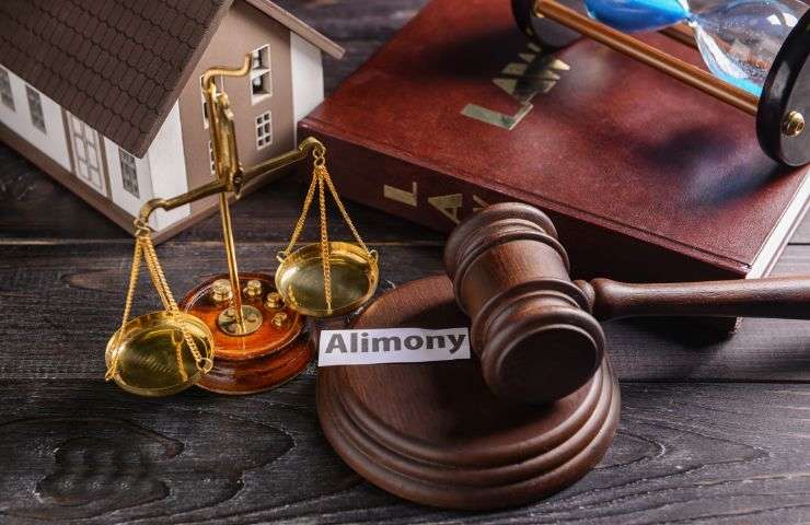 una bilancia, una casa e la scritta alimenti