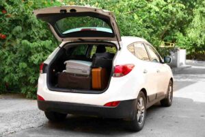 un'automobile carica di valigie