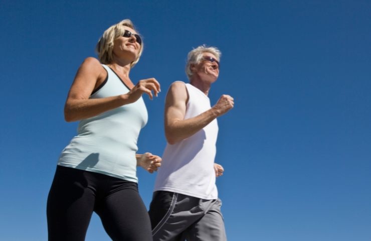 due signori che camminano sotto il sole