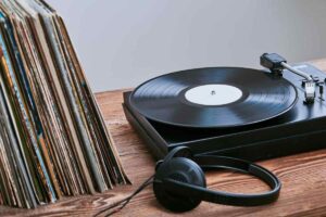 Disco nel giradischi, altri dischi nelle loro confezioni di cartone