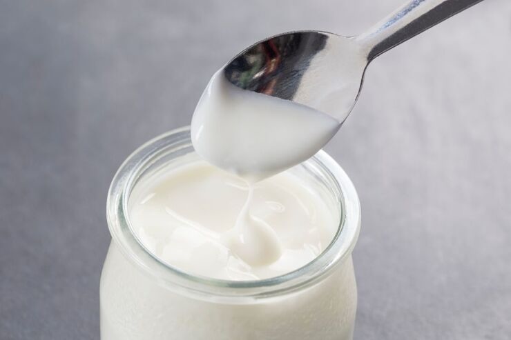 Vasetto di yogurt bianco e cucchiaino