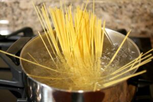 spaghetti nella pentola di acqua