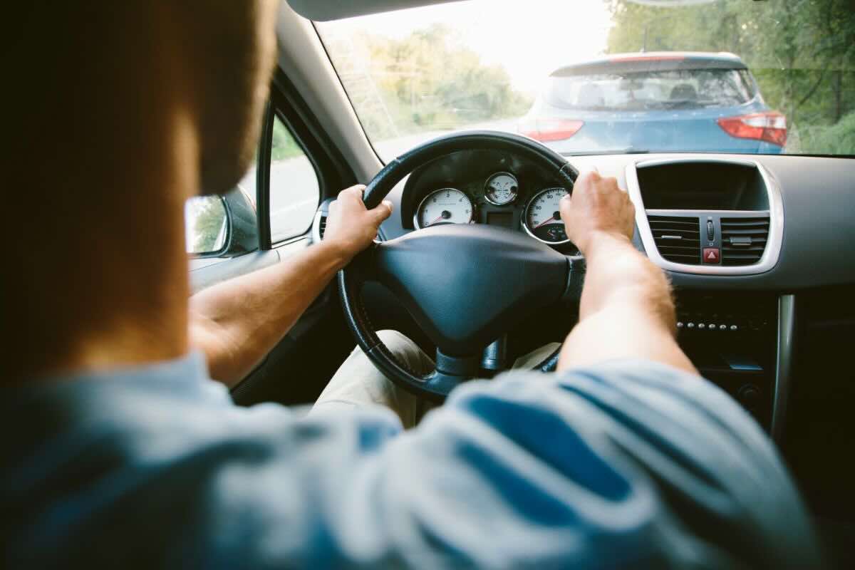 Alla guida mani sul volante