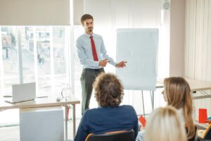 Un insegnante che fa lezione a dei ragazzi