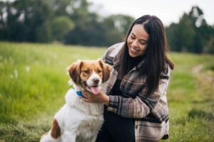un cane con la sua padrone