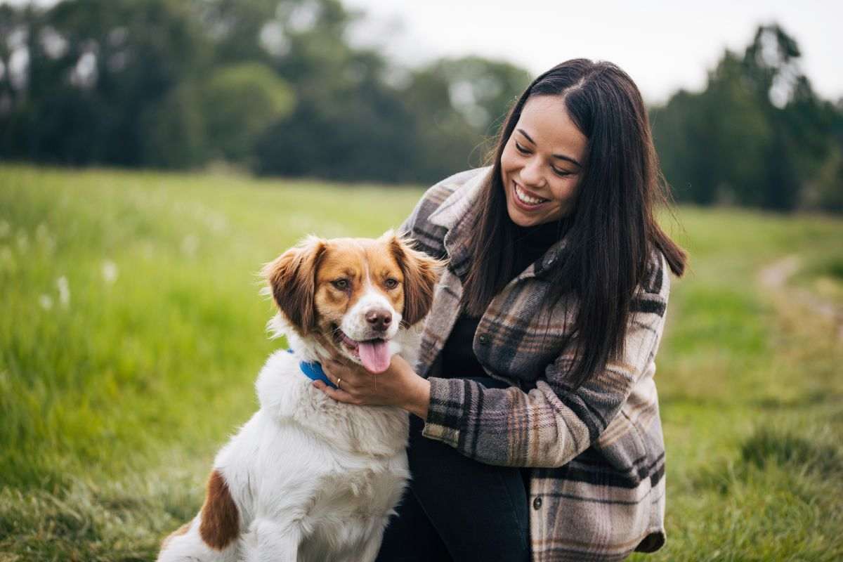 un cane con la sua padrone