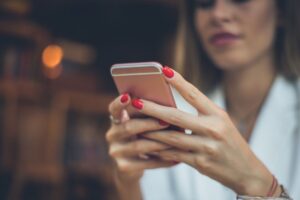 una ragazza che manda dei messaggi
