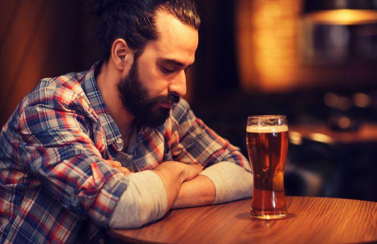una persona al pub con un birra