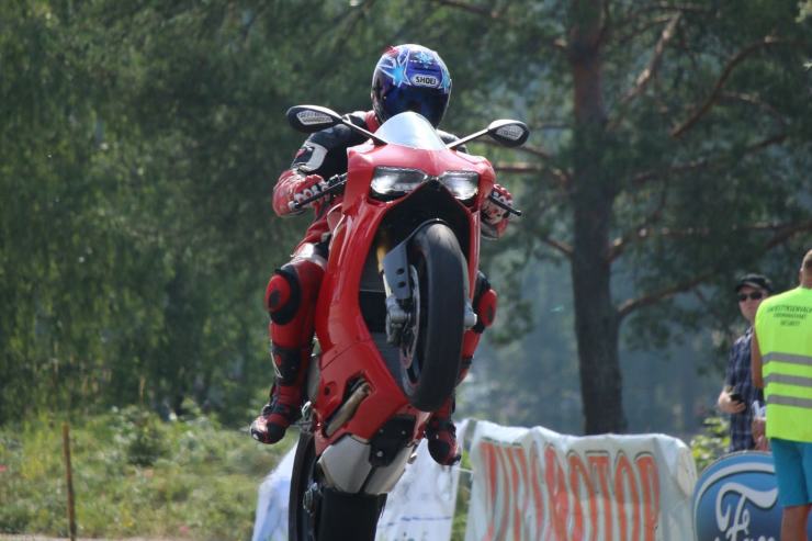 Moto impennata multa incredibile