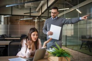 Datore di lavoro braccio teso caccia dipendente che piange al PC