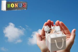 mani con box per bambini e scritta bonus