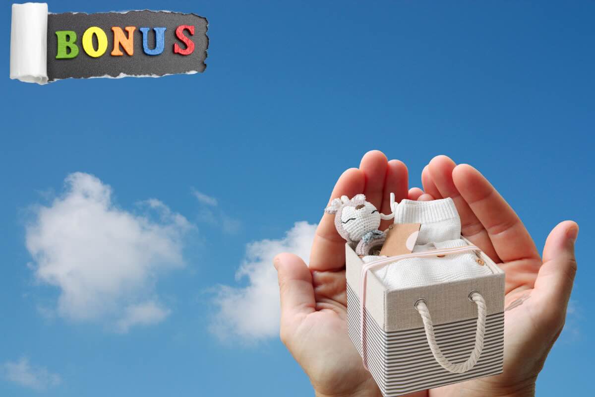 mani con box per bambini e scritta bonus