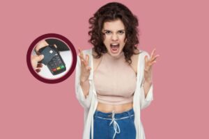 donna arrabbiata che urla e nel riquadro qualcuno che paga con il bancomat