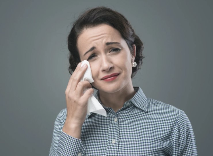 donna che si asciuga le lacrime con un fazzoletto