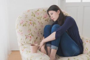 una persona triste seduta sul divano
