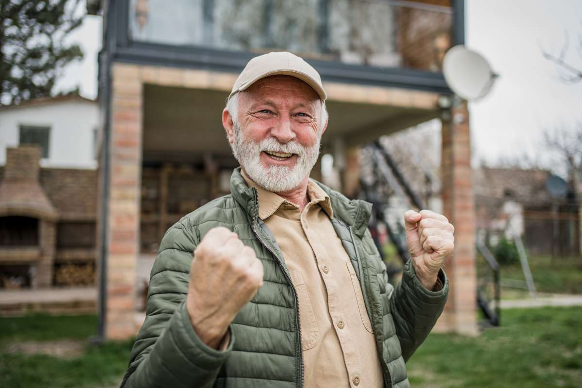 un pensionato contento che esulta