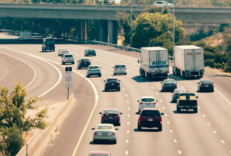 Macchine che percorrono l'autostrada
