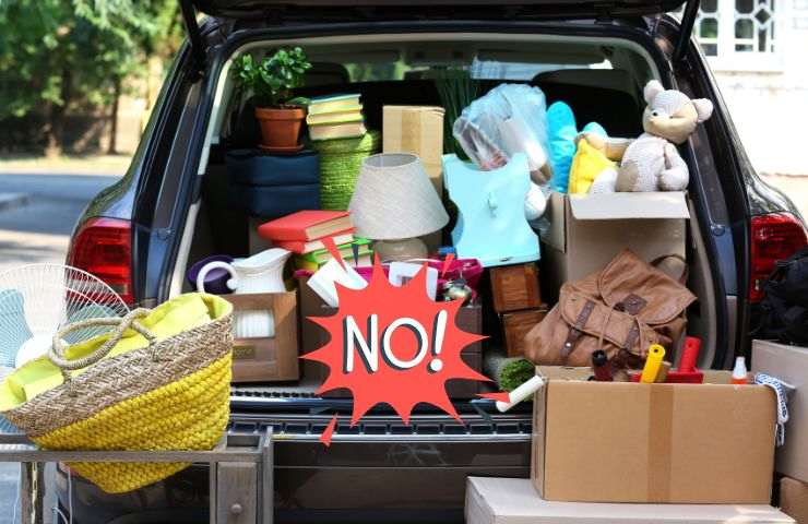 un'automobile e tanti oggetti da caricare nel portabagagli