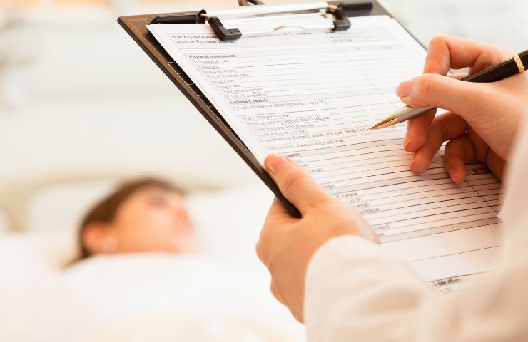 un medico che scrive su una cartellina
