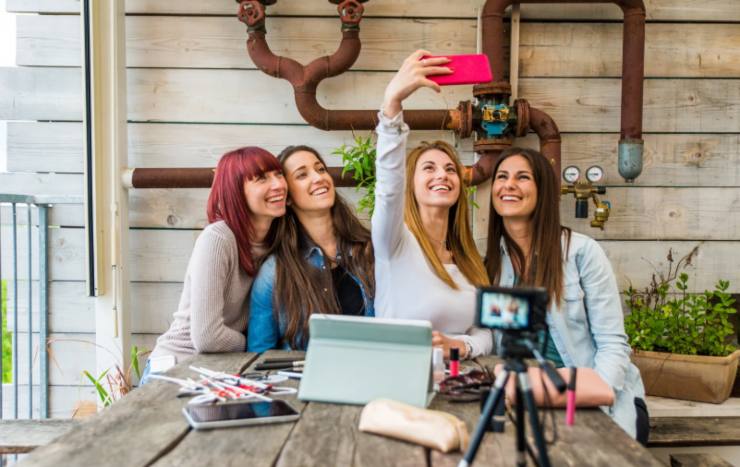 gruppo di ragazze che si fanno un selfie con il cellulare